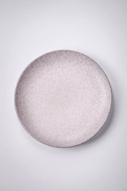 Düz bir zemine seramik tabağı boşalt, fotokopi alanı olan düz bir tabaka. Mutfak aletleri ev mutfağında.