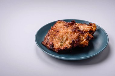 Tuz, baharat ve otlarla kızartılmış leziz çıtır tavuk. Izgara et yemeği.