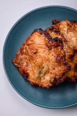 Tuz, baharat ve otlarla kızartılmış leziz çıtır tavuk. Izgara et yemeği.