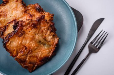 Tuz, baharat ve otlarla kızartılmış leziz çıtır tavuk. Izgara et yemeği.