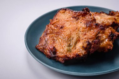 Tuz, baharat ve otlarla kızartılmış leziz çıtır tavuk. Izgara et yemeği.