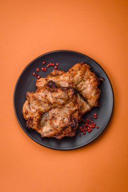 Tuz, baharat ve otlarla kızartılmış leziz çıtır tavuk. Izgara et yemeği.