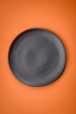 Düz bir zemine seramik tabağı boşalt, fotokopi alanı olan düz bir tabaka. Mutfak aletleri ev mutfağında.