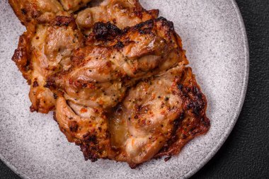 Tuz, baharat ve otlarla kızartılmış leziz çıtır tavuk. Izgara et yemeği.