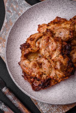 Tuz, baharat ve otlarla kızartılmış leziz çıtır tavuk. Izgara et yemeği.