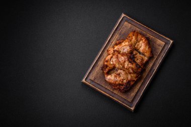 Tuz, baharat ve otlarla kızartılmış leziz çıtır tavuk. Izgara et yemeği.