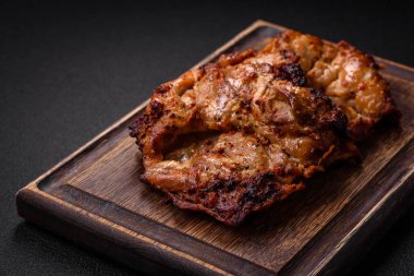 Tuz, baharat ve otlarla kızartılmış leziz çıtır tavuk. Izgara et yemeği.