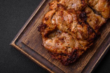 Tuz, baharat ve otlarla kızartılmış leziz çıtır tavuk. Izgara et yemeği.