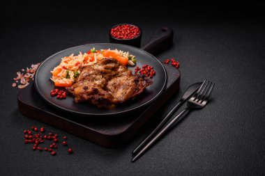 Tuz, baharat ve otlarla kızartılmış leziz çıtır tavuk. Izgara et yemeği.