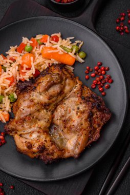 Tuz, baharat ve otlarla kızartılmış leziz çıtır tavuk. Izgara et yemeği.