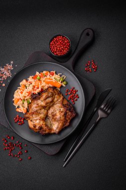 Tuz, baharat ve otlarla kızartılmış leziz çıtır tavuk. Izgara et yemeği.