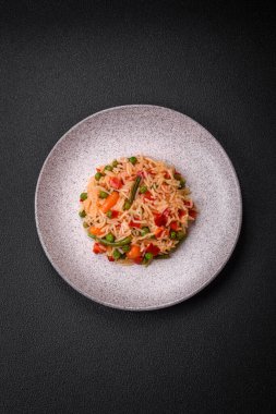 Lezzetli haşlanmış pirinç, sebzeli biber, yeşil bezelye, tuz, baharat ve çimento kaplı otlar.