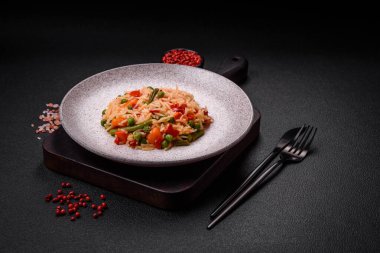 Lezzetli haşlanmış pirinç, sebzeli biber, yeşil bezelye, tuz, baharat ve çimento kaplı otlar.