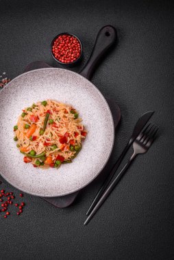 Lezzetli haşlanmış pirinç, sebzeli biber, yeşil bezelye, tuz, baharat ve çimento kaplı otlar.