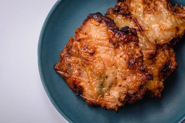 Tuz, baharat ve otlarla kızartılmış leziz çıtır tavuk. Izgara et yemeği.