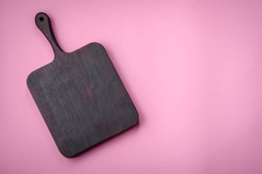 Boş tahta dikdörtgen kesme tahtası düz bir arkaplanda, fotokopi alanı ile düz. Mutfak aletleri ev mutfağında.