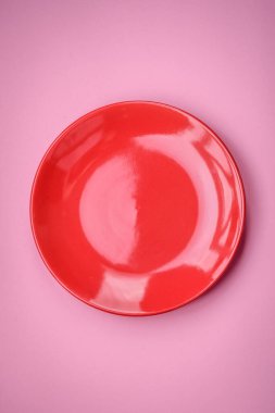 Düz bir zemine seramik tabağı boşalt, fotokopi alanı olan düz bir tabaka. Mutfak aletleri ev mutfağında.