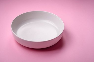 Düz bir zemine seramik tabağı boşalt, fotokopi alanı olan düz bir tabaka. Mutfak aletleri ev mutfağında.