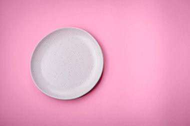 Düz bir zemine seramik tabağı boşalt, fotokopi alanı olan düz bir tabaka. Mutfak aletleri ev mutfağında.