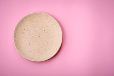 Düz bir zemine seramik tabağı boşalt, fotokopi alanı olan düz bir tabaka. Mutfak aletleri ev mutfağında.