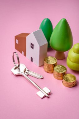 Küçük ahşap bir ev ve anahtarlar kendi evinize yatırım yapmak ve gayrimenkul satın alma hedefine ulaşmak için bir fikir. Fikrin için arka plan