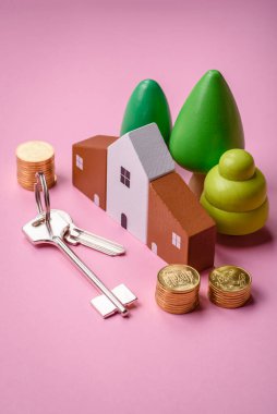 Küçük ahşap bir ev ve anahtarlar kendi evinize yatırım yapmak ve gayrimenkul satın alma hedefine ulaşmak için bir fikir. Fikrin için arka plan