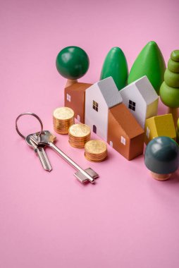 Küçük ahşap bir ev ve anahtarlar kendi evinize yatırım yapmak ve gayrimenkul satın alma hedefine ulaşmak için bir fikir. Fikrin için arka plan