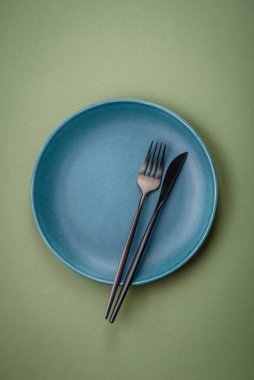 Düz bir zemine seramik tabağı boşalt, fotokopi alanı olan düz bir tabaka. Mutfak aletleri ev mutfağında.