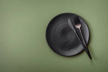 Düz bir zemine seramik tabağı boşalt, fotokopi alanı olan düz bir tabaka. Mutfak aletleri ev mutfağında.