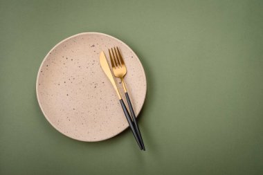 Düz bir zemine seramik tabağı boşalt, fotokopi alanı olan düz bir tabaka. Mutfak aletleri ev mutfağında.