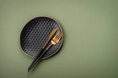 Düz bir zemine seramik tabağı boşalt, fotokopi alanı olan düz bir tabaka. Mutfak aletleri ev mutfağında.