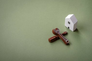 Tamir ya da ev geliştirme araçları ve arka planda bir ev modeli. Tasarımınız için arkaplan