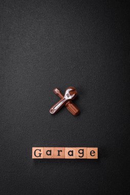 Tamiratı ya da garajı ve özniteliklerini simgeleyen araçlar ve yazıtlar. Tasarımınız için arkaplan
