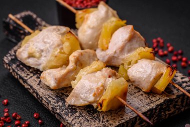 Lezzetli tavuk ya da ananas parçalı hindi kebabı tuzlu, baharatlı ve çimento kaplı şişler.