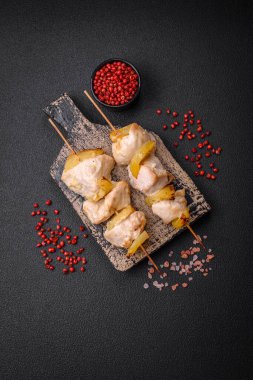 Lezzetli tavuk ya da ananas parçalı hindi kebabı tuzlu, baharatlı ve çimento kaplı şişler.