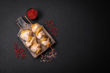 Lezzetli tavuk ya da ananas parçalı hindi kebabı tuzlu, baharatlı ve çimento kaplı şişler.