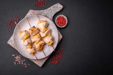 Lezzetli tavuk ya da ananas parçalı hindi kebabı tuzlu, baharatlı ve çimento kaplı şişler.