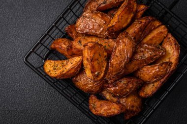 Sarımsak, tuz, baharat ve çimento kaplı lezzetli çıtır patatesler.