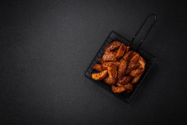 Sarımsak, tuz, baharat ve çimento kaplı lezzetli çıtır patatesler.