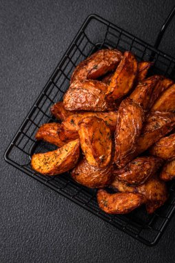 Sarımsak, tuz, baharat ve çimento kaplı lezzetli çıtır patatesler.