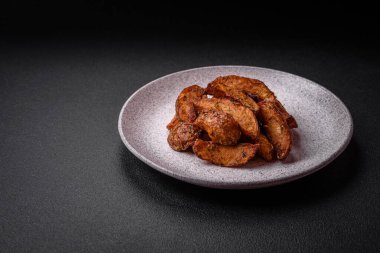 Sarımsak, tuz, baharat ve çimento kaplı lezzetli çıtır patatesler.