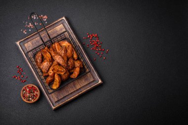 Sarımsak, tuz, baharat ve çimento kaplı lezzetli çıtır patatesler.