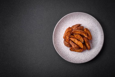 Sarımsak, tuz, baharat ve çimento kaplı lezzetli çıtır patatesler.