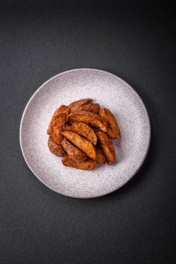 Sarımsak, tuz, baharat ve çimento kaplı lezzetli çıtır patatesler.