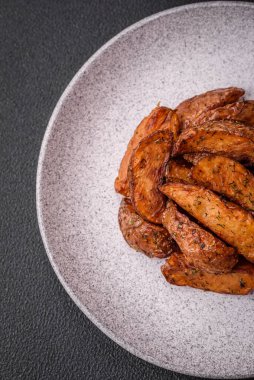 Sarımsak, tuz, baharat ve çimento kaplı lezzetli çıtır patatesler.