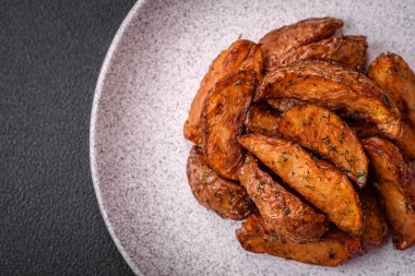 Sarımsak, tuz, baharat ve çimento kaplı lezzetli çıtır patatesler.