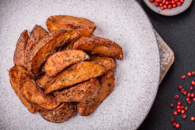 Sarımsak, tuz, baharat ve çimento kaplı lezzetli çıtır patatesler.