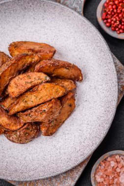 Sarımsak, tuz, baharat ve çimento kaplı lezzetli çıtır patatesler.