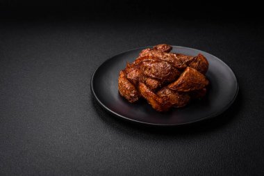 Sarımsak, tuz, baharat ve çimento kaplı lezzetli çıtır patatesler.