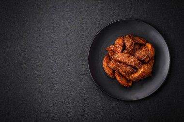 Sarımsak, tuz, baharat ve çimento kaplı lezzetli çıtır patatesler.